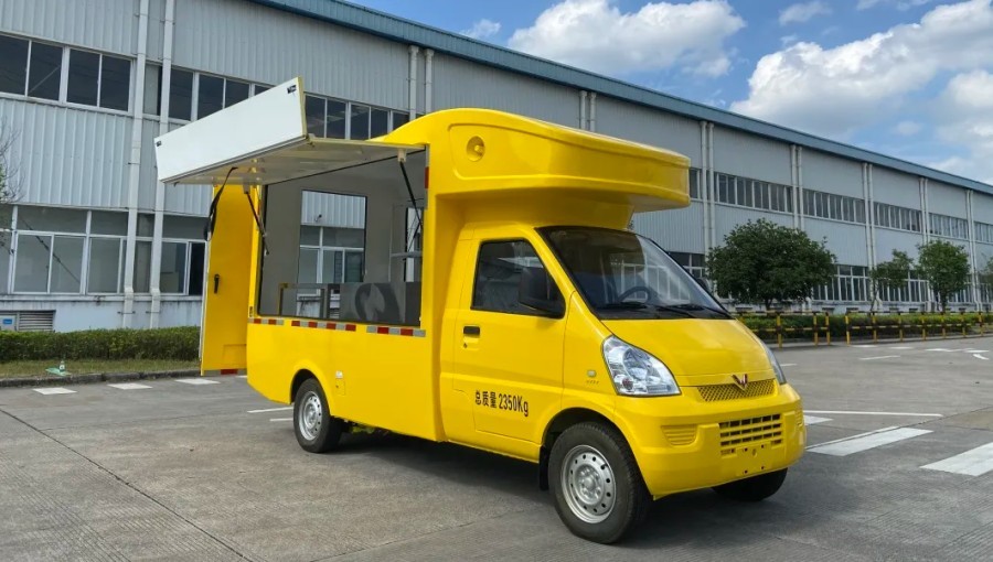 五菱售货车化身“榴莲多”移动售卖车，走街串巷送福利